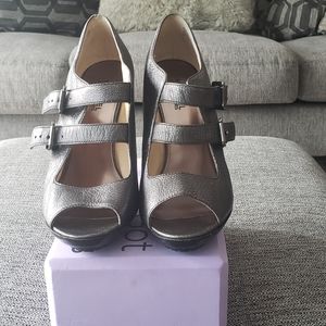 Michael Kors Peep Toe w/Double buckle 8.5